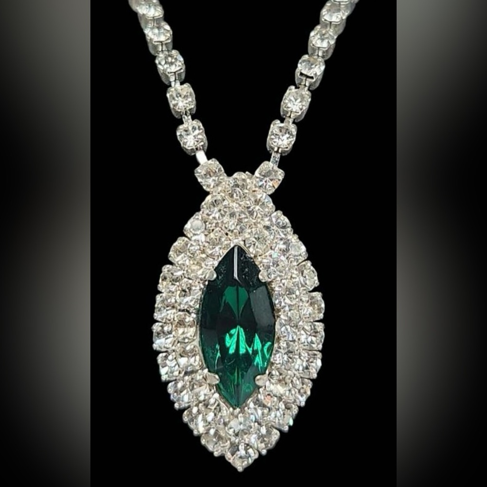 Vintage Elegant Silver Necklace with Green Rhinestone Pendant
